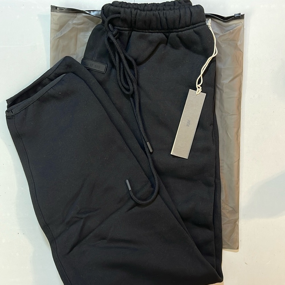 Fear of god essentials jet black sweatpants 2024
